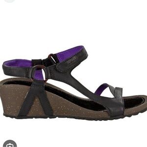 Teva Cabrillo wedge heeled leather sandals 8.5 black purple